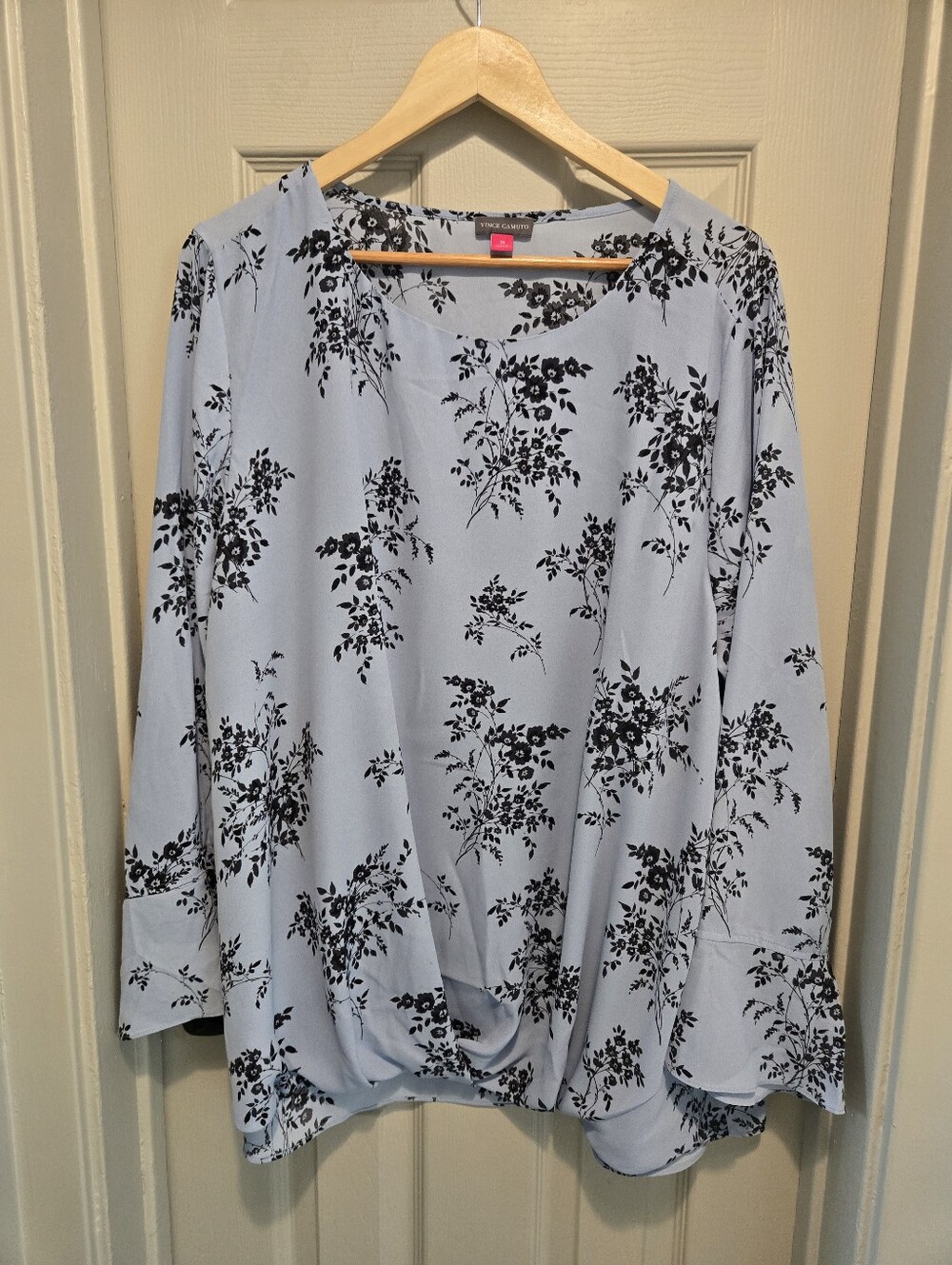 Vince Camuto Sky Blue Floral Bell Sleeves crossover, knotted front hem sz 3x
